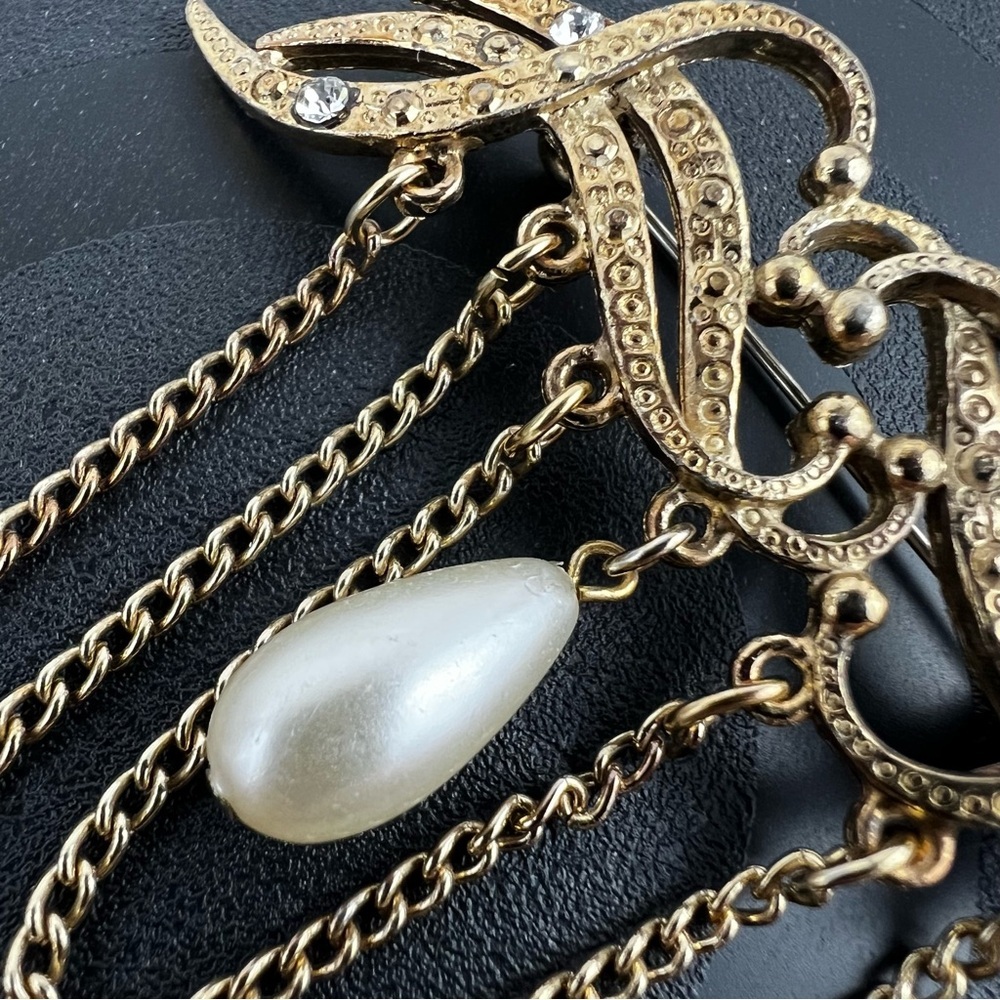 Vintage Gold Tone Brooch w/ Faux Pearl - Picture 4 of 9